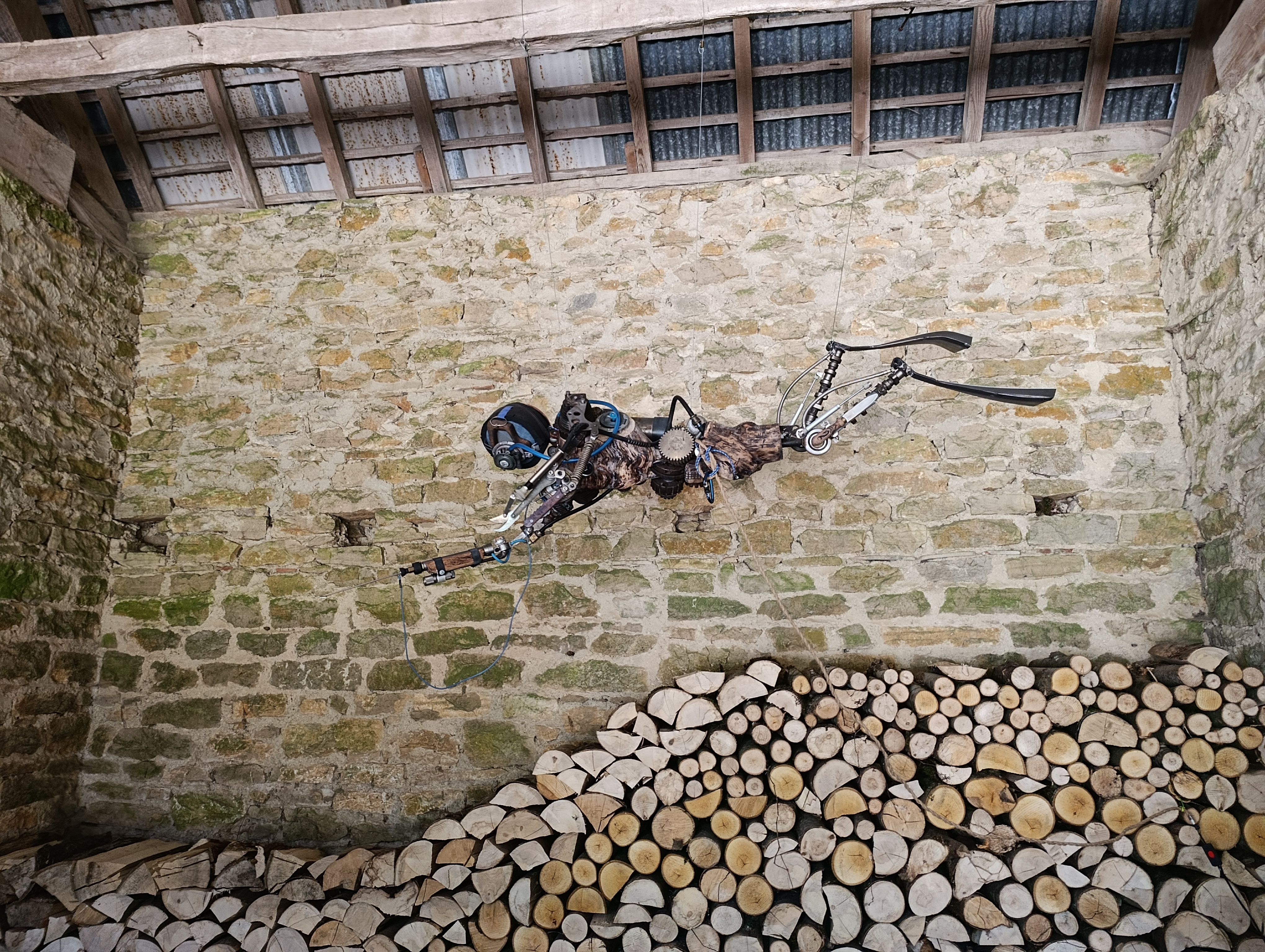 Collaboration artistique robot plongeur en acier et bois, échelle humaine. - vue 2