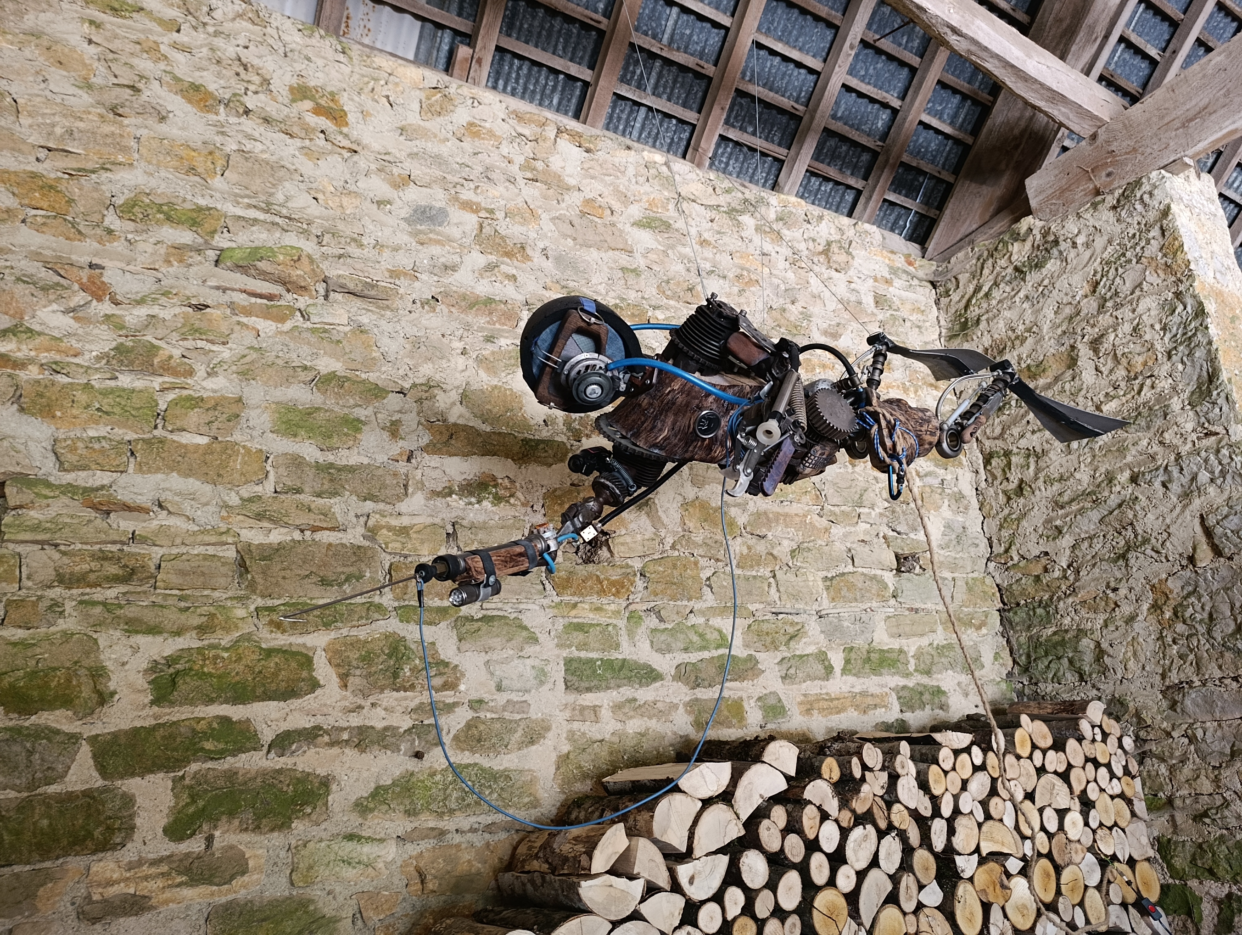Collaboration artistique robot plongeur en acier et bois, échelle humaine. - vue 3