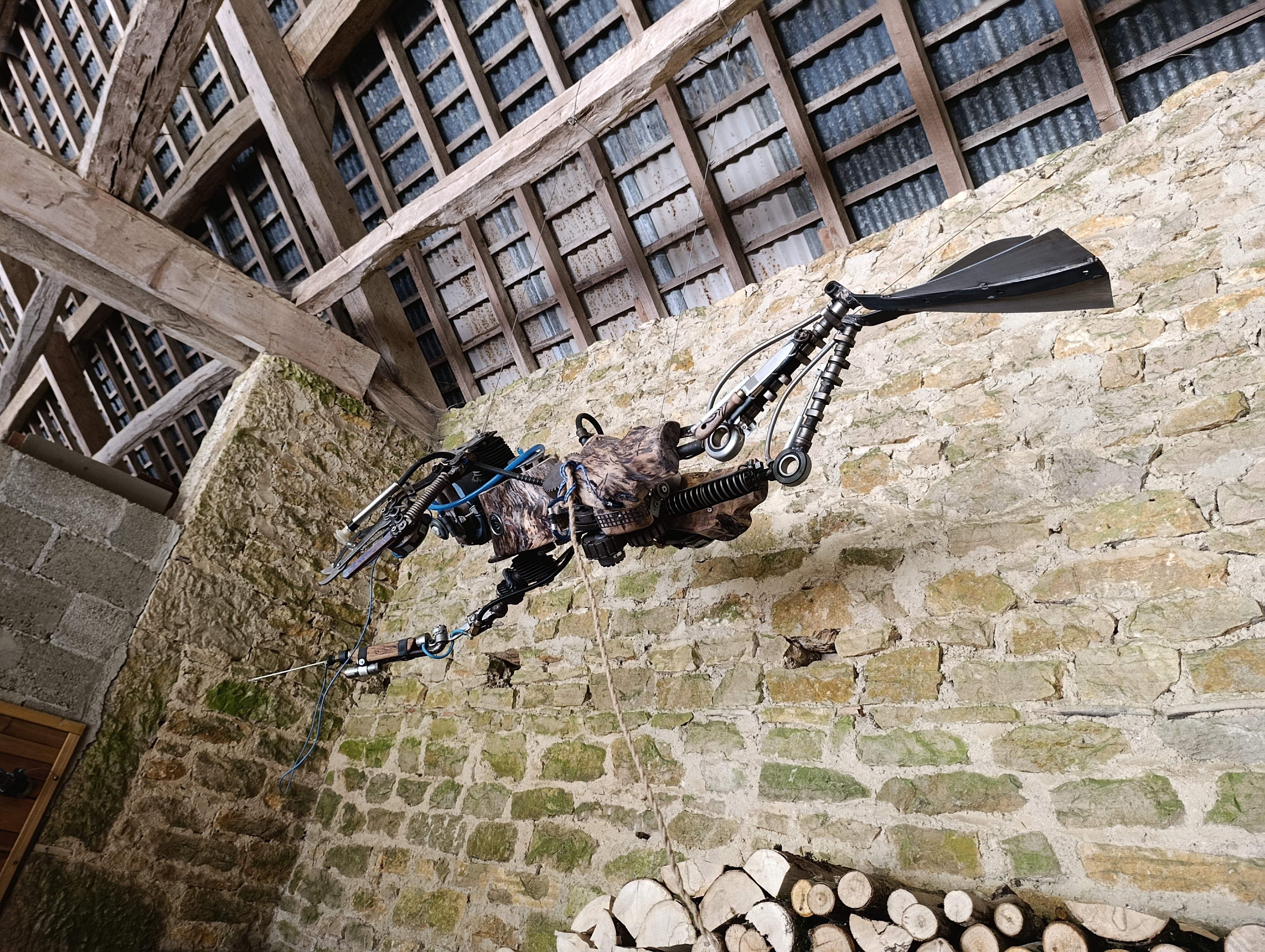 Collaboration artistique robot plongeur en acier et bois, échelle humaine. - vue 4
