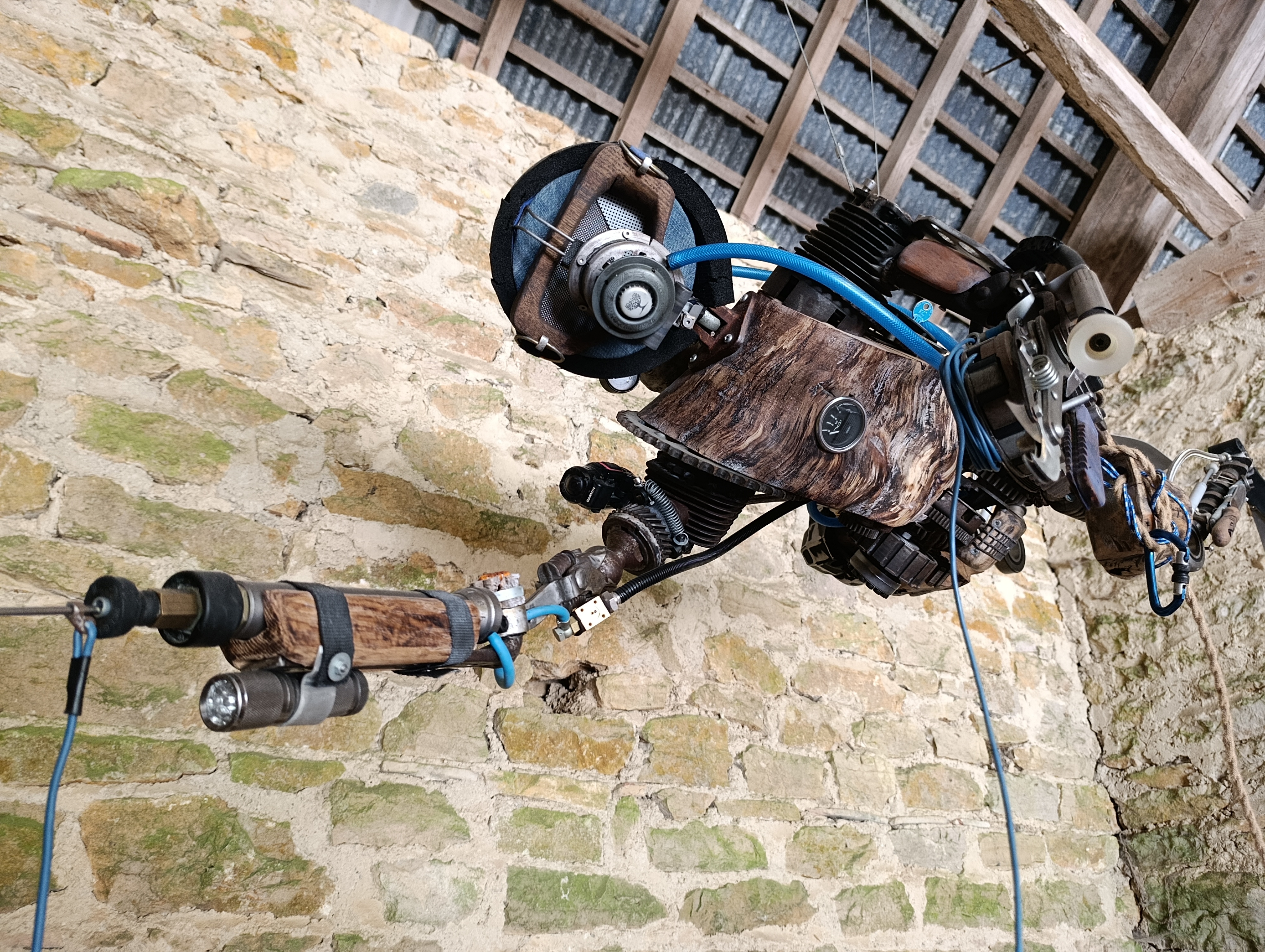 Collaboration artistique robot plongeur en acier et bois, échelle humaine. - vue 5
