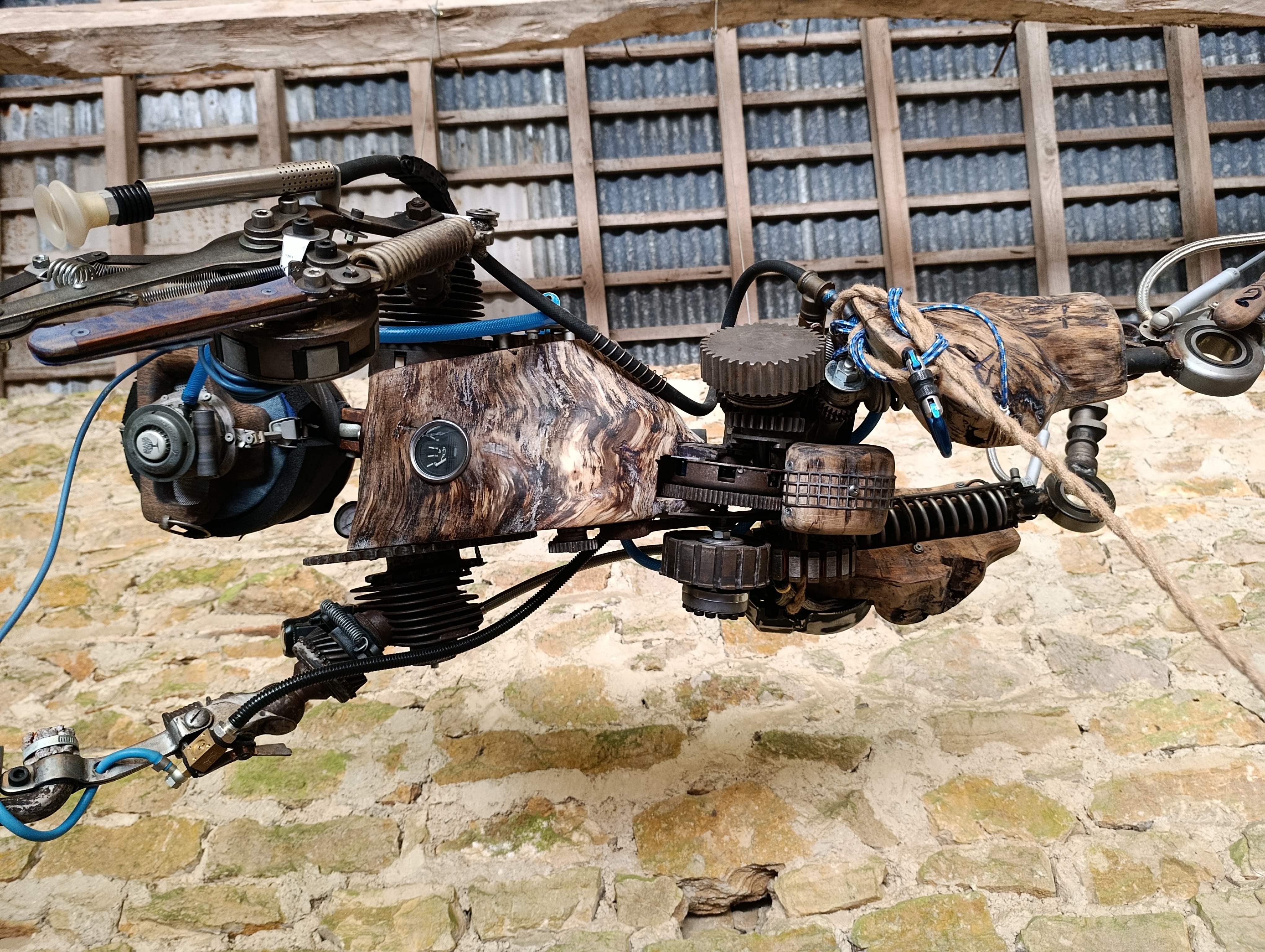 Collaboration artistique robot plongeur en acier et bois, échelle humaine. - vue 6