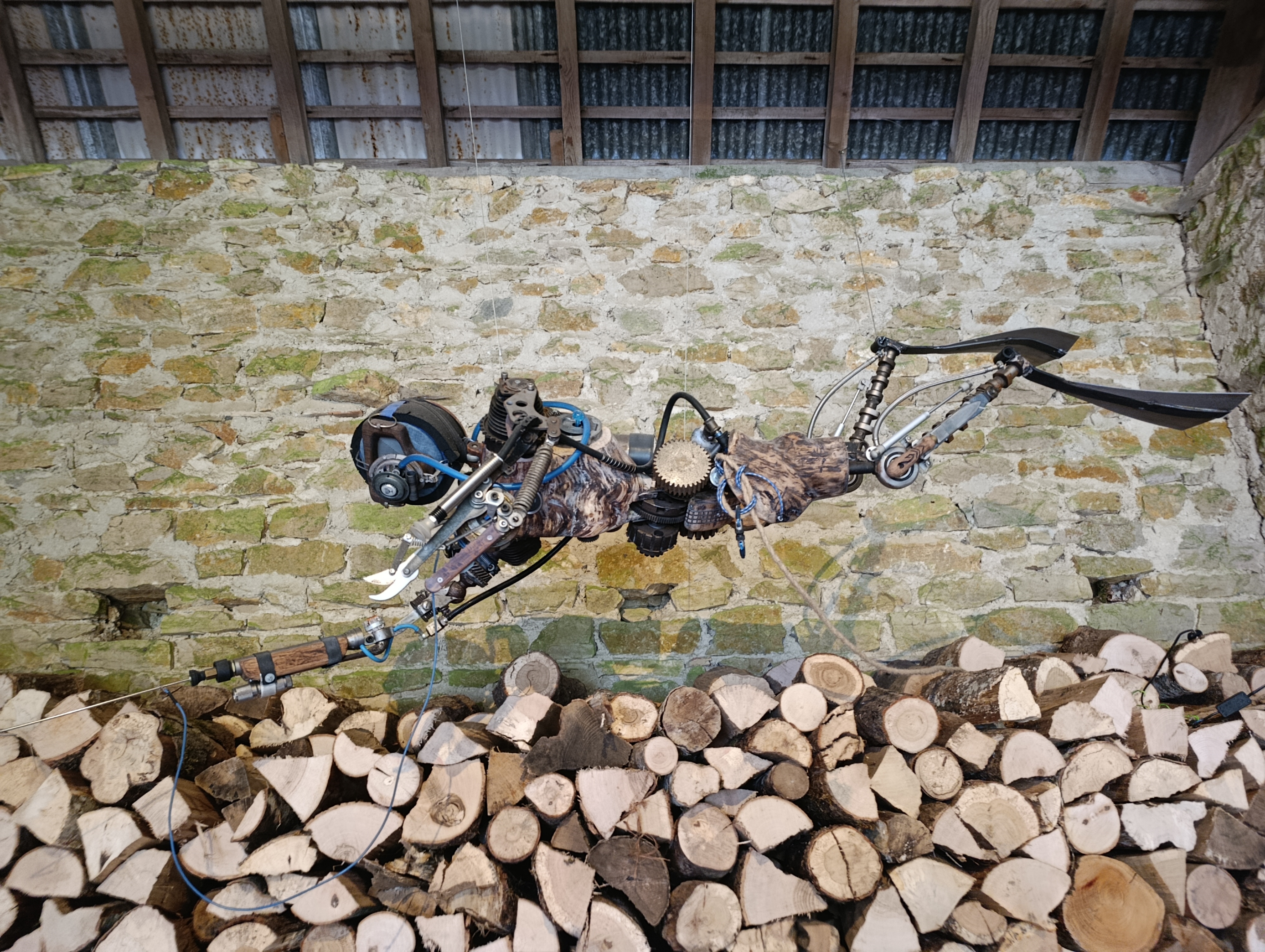 Collaboration artistique robot plongeur en acier et bois, échelle humaine. - vue 7