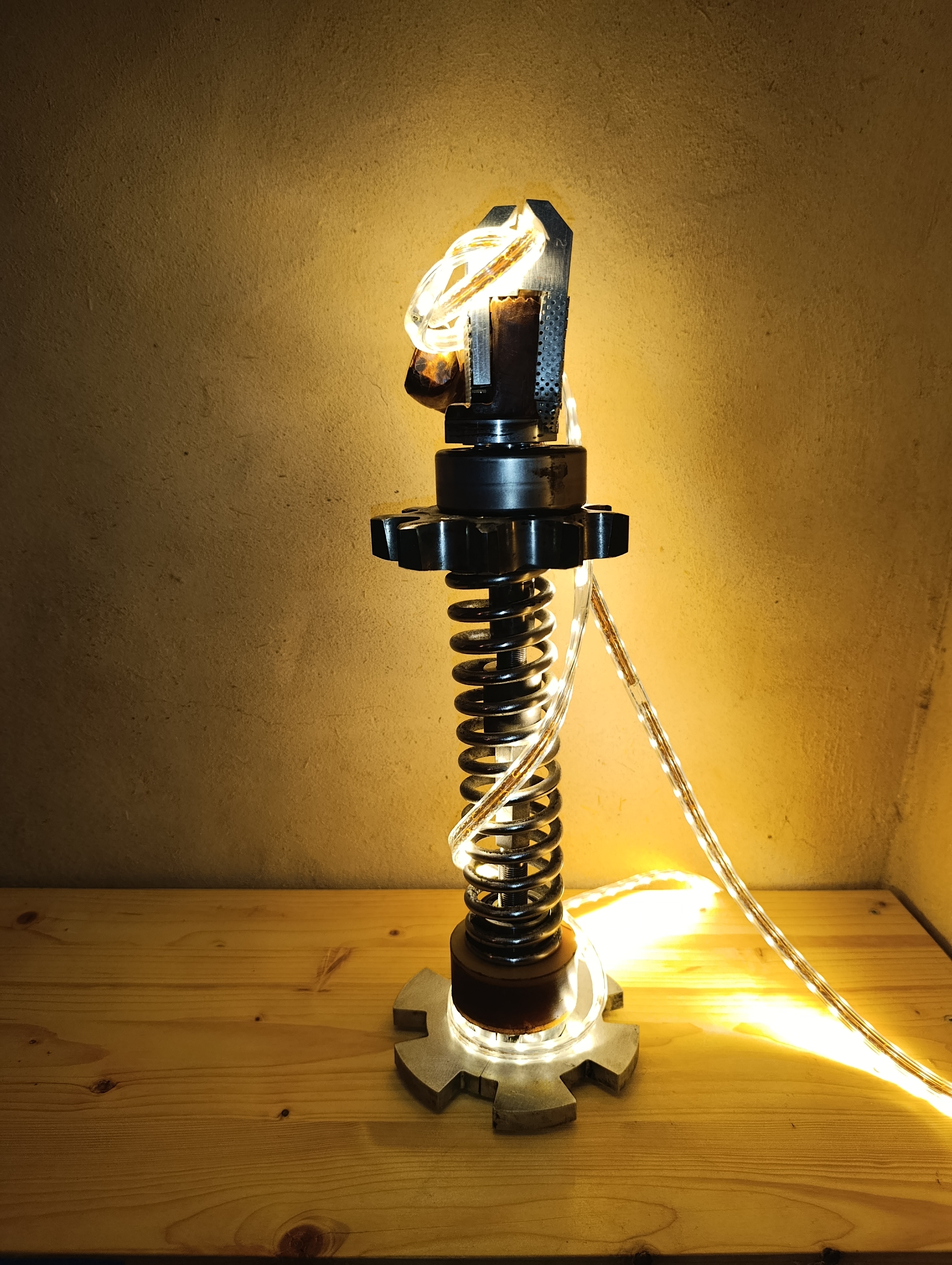 Sculpture en acier, aluminium et hêtre représentant un mouvement de libération. - vue 2