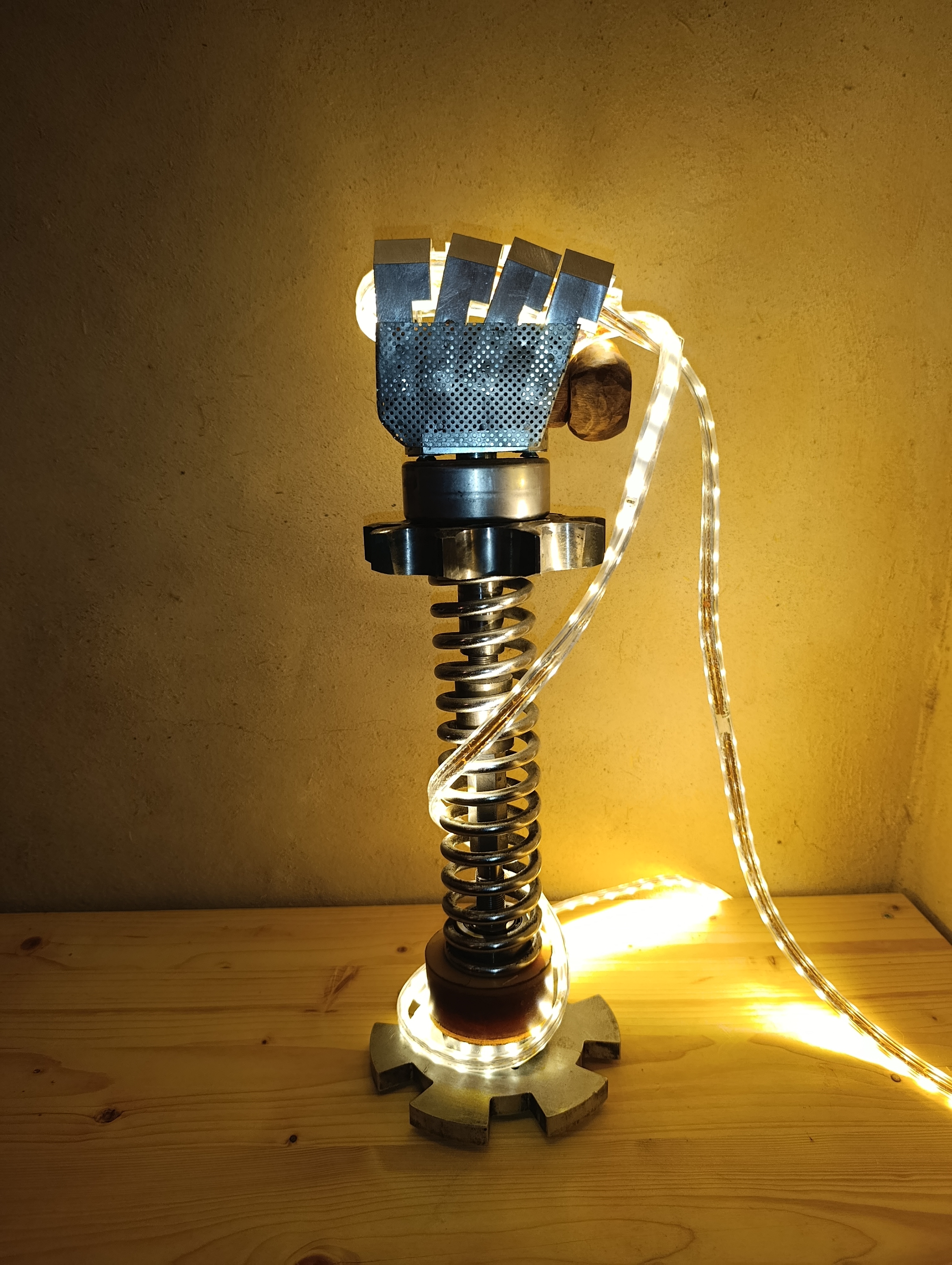 Sculpture en acier, aluminium et hêtre représentant un mouvement de libération. - vue 3