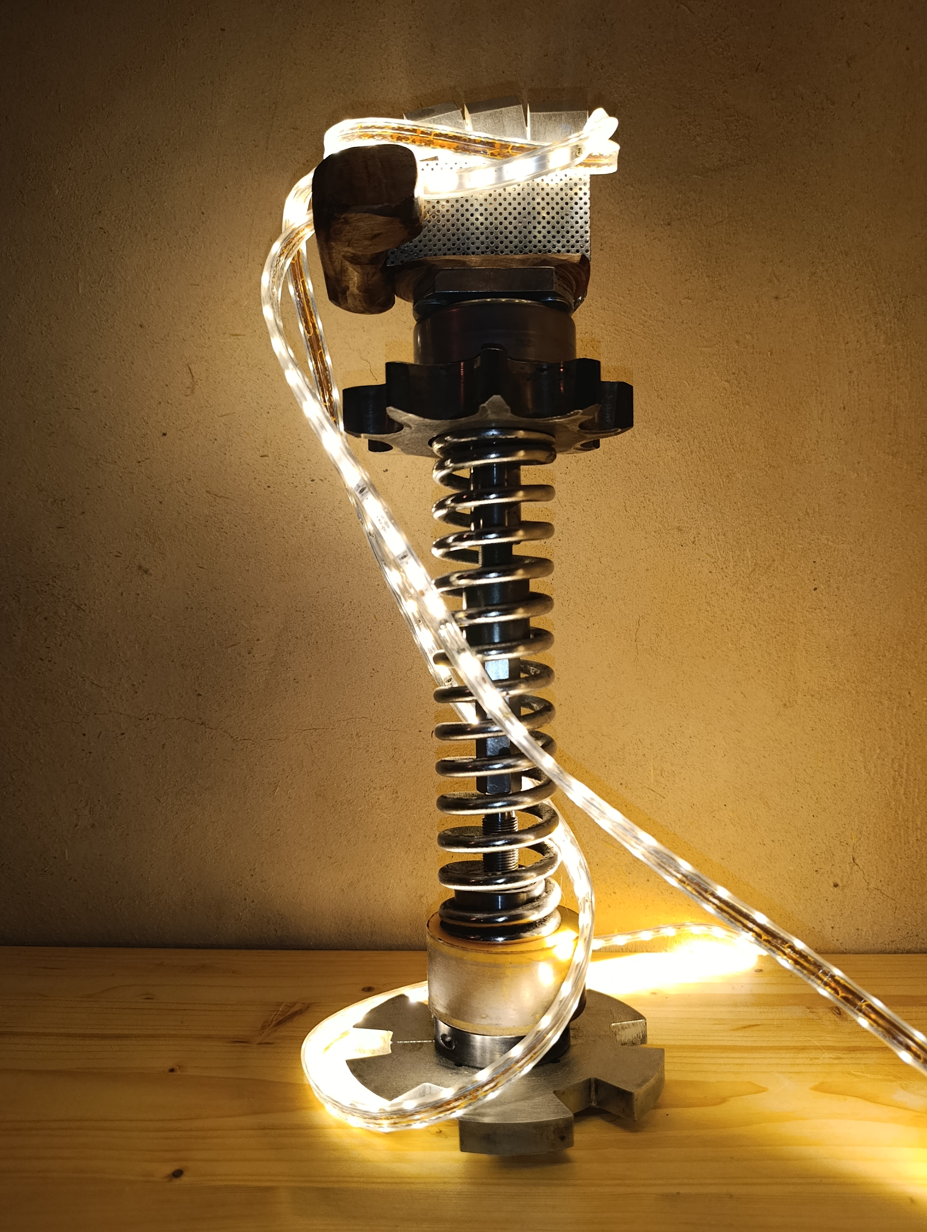 Sculpture en acier, aluminium et hêtre représentant un mouvement de libération. - vue 4