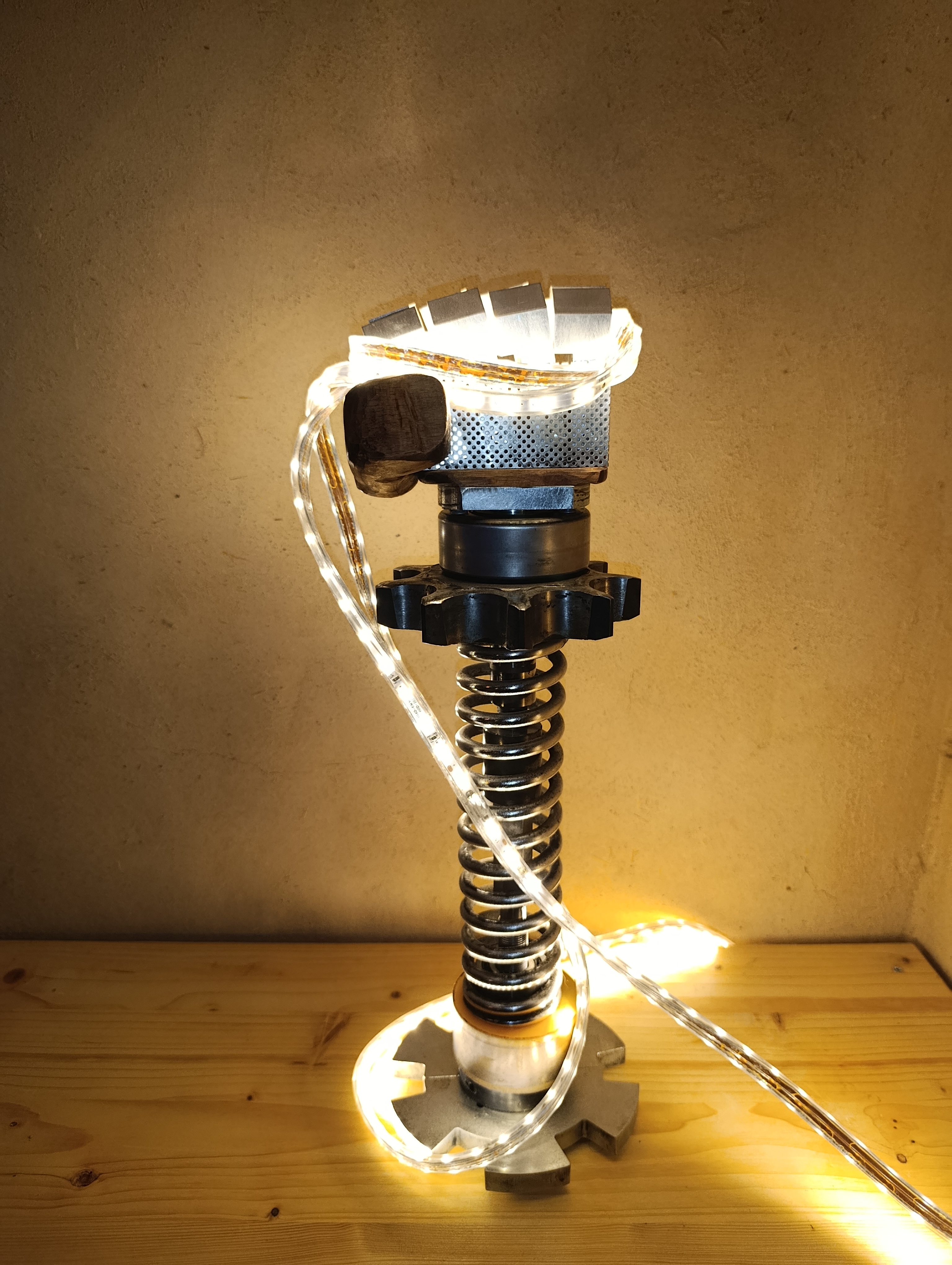 Sculpture en acier, aluminium et hêtre représentant un mouvement de libération. - vue 5