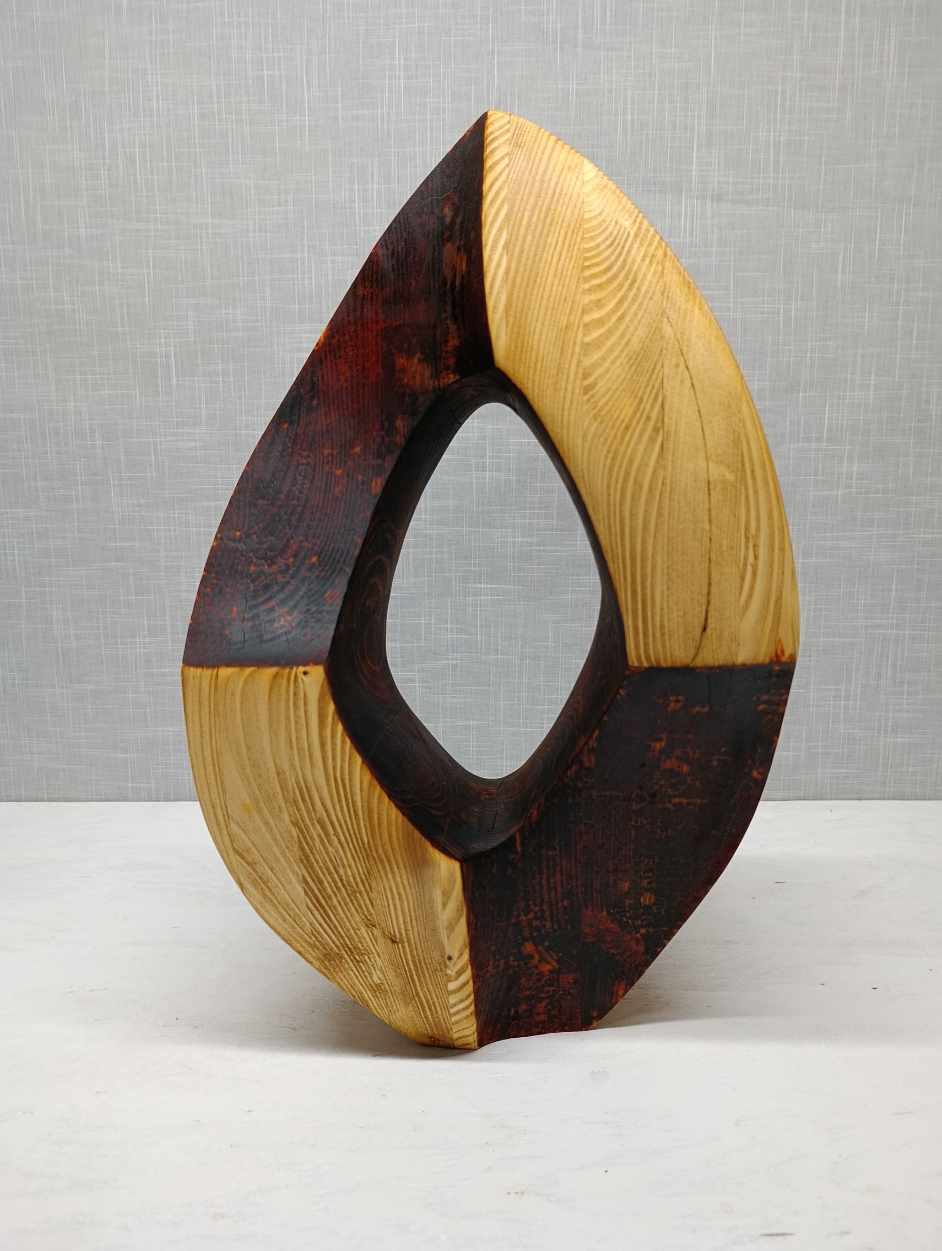 Sculpture géométrique en épicéa lamellé-collé, travail de vide et de plein.