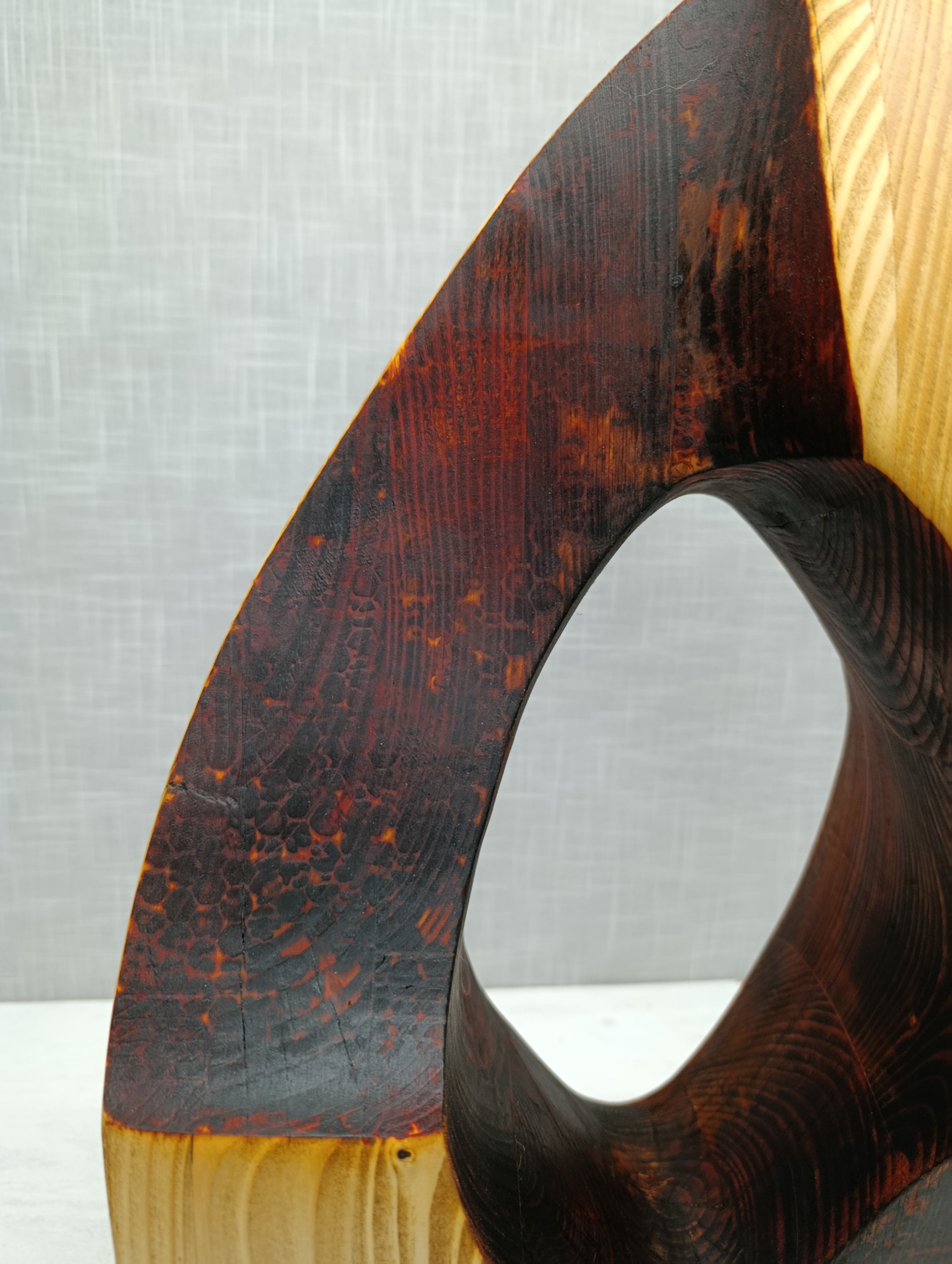Sculpture géométrique en épicéa lamellé-collé, travail de vide et de plein. - vue 10