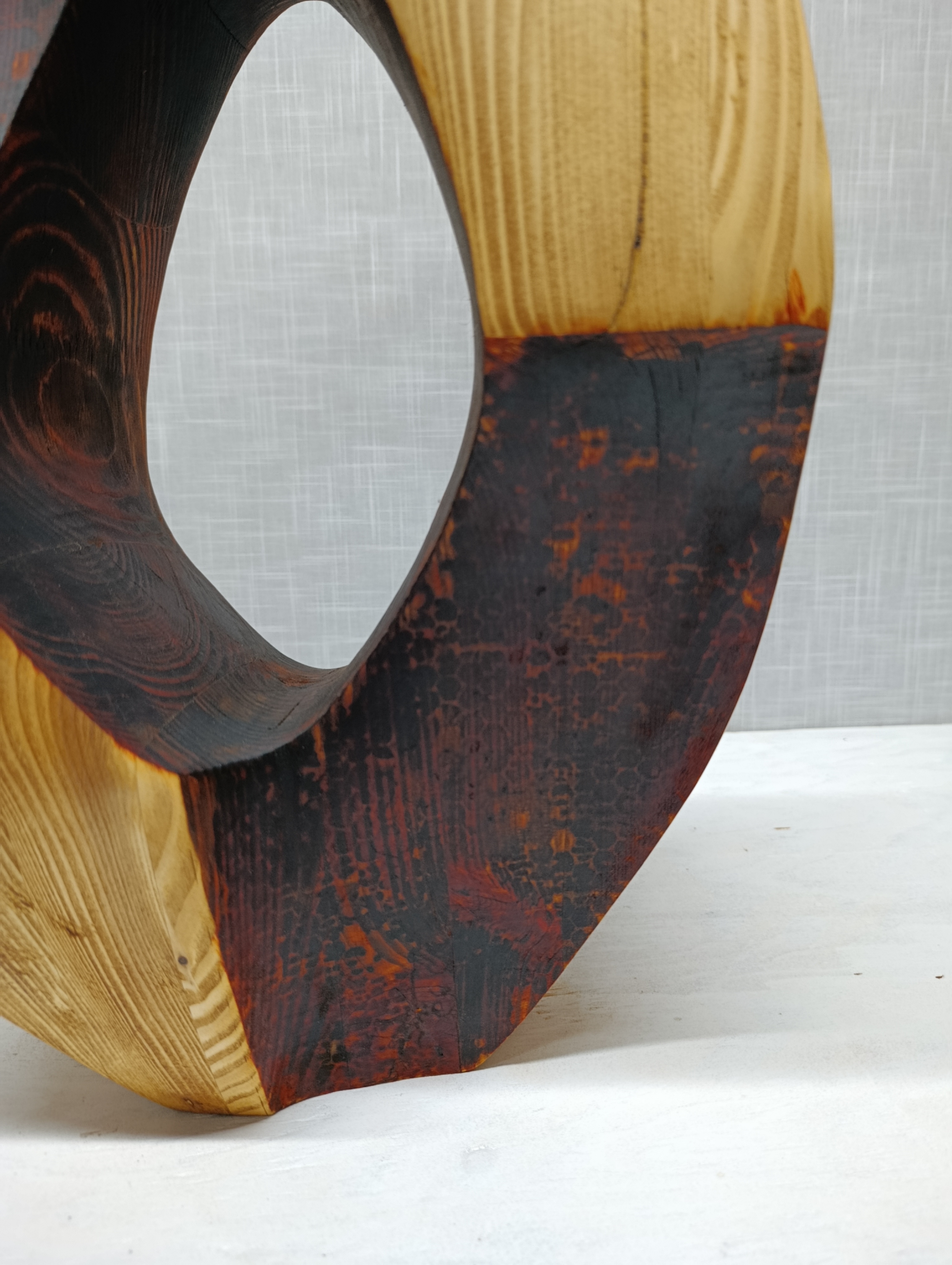 Sculpture géométrique en épicéa lamellé-collé, travail de vide et de plein. - vue 11