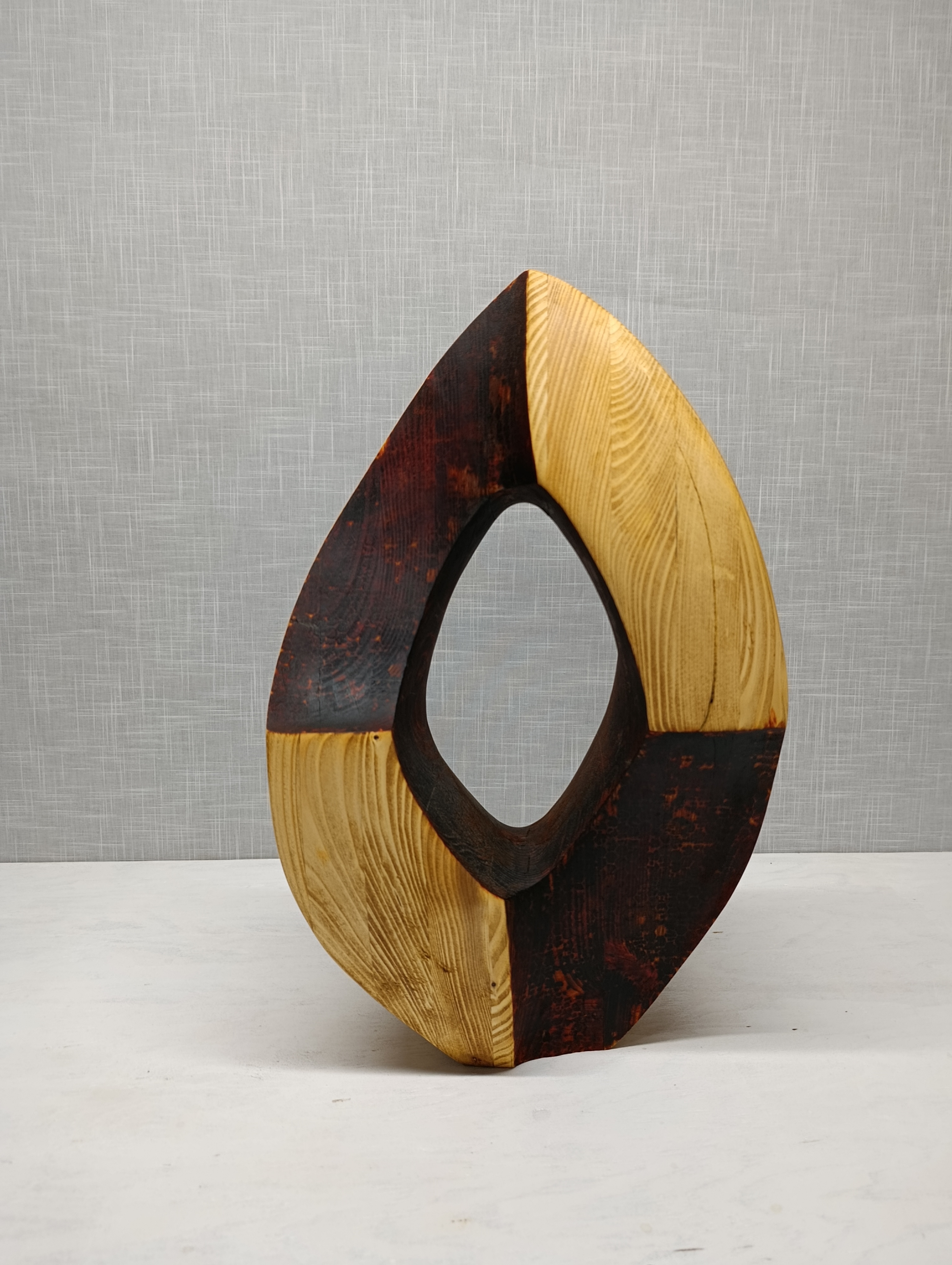 Sculpture géométrique en épicéa lamellé-collé, travail de vide et de plein. - vue 12