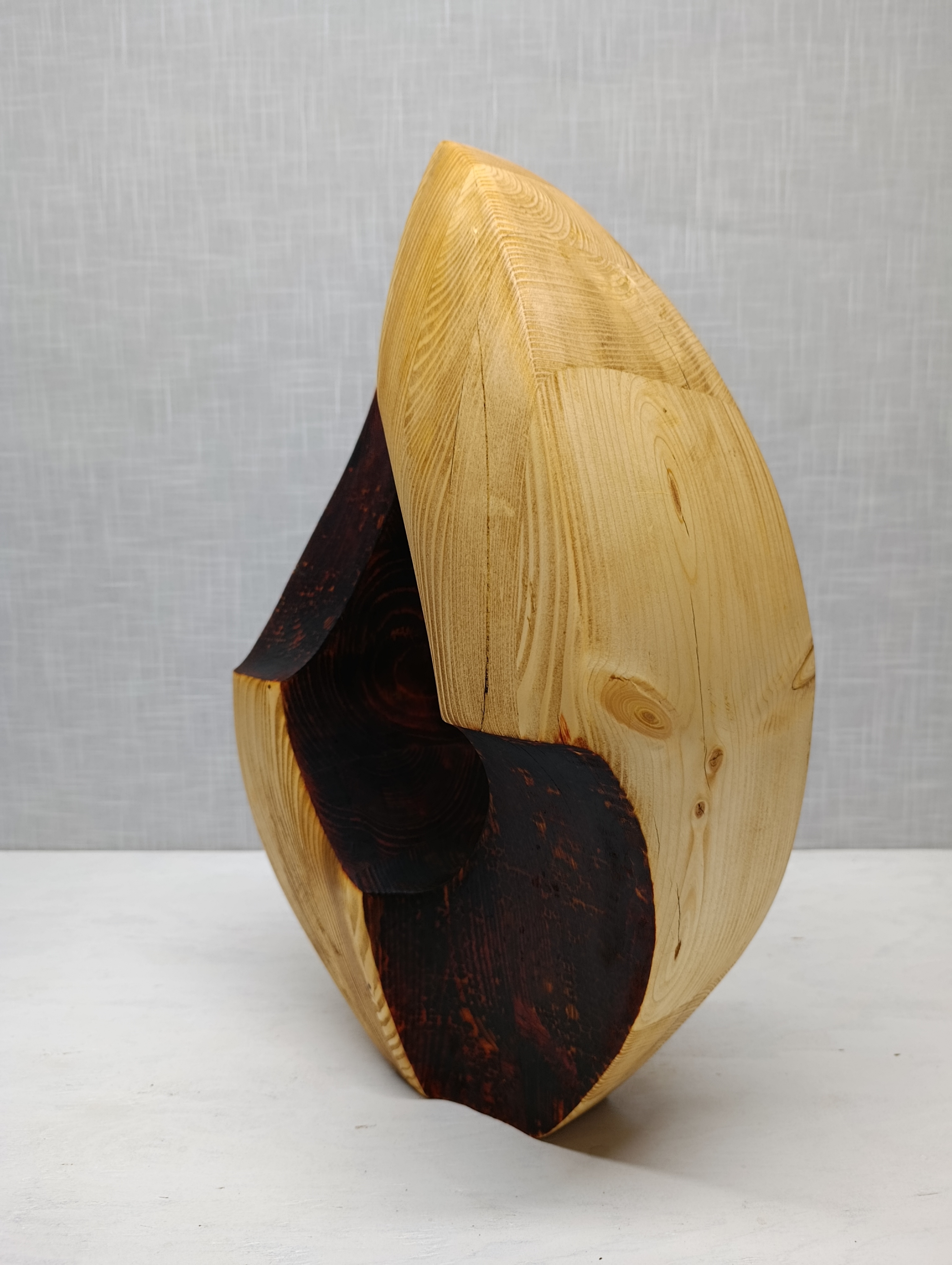 Sculpture géométrique en épicéa lamellé-collé, travail de vide et de plein. - vue 2