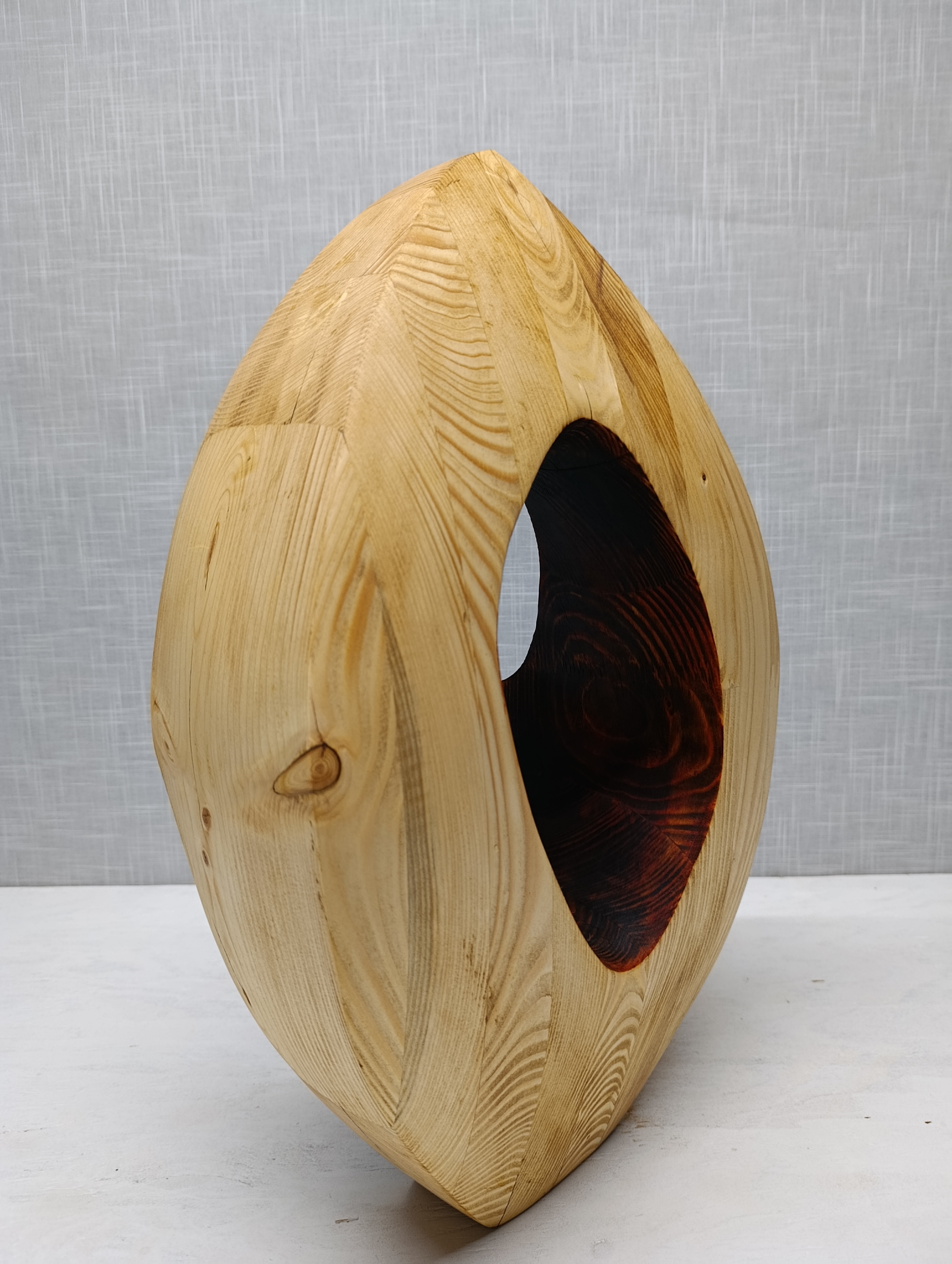 Sculpture géométrique en épicéa lamellé-collé, travail de vide et de plein. - vue 3