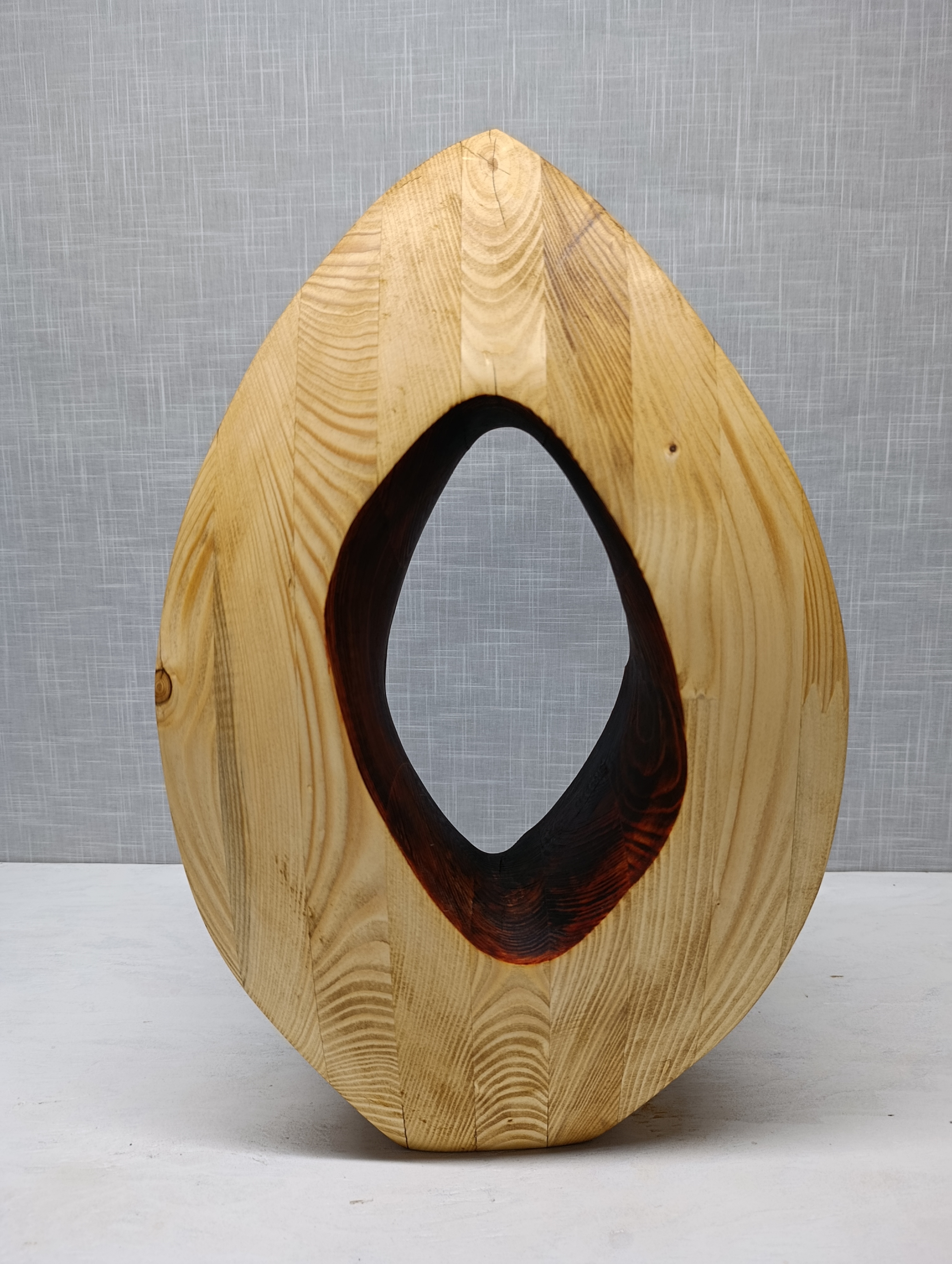 Sculpture géométrique en épicéa lamellé-collé, travail de vide et de plein. - vue 4