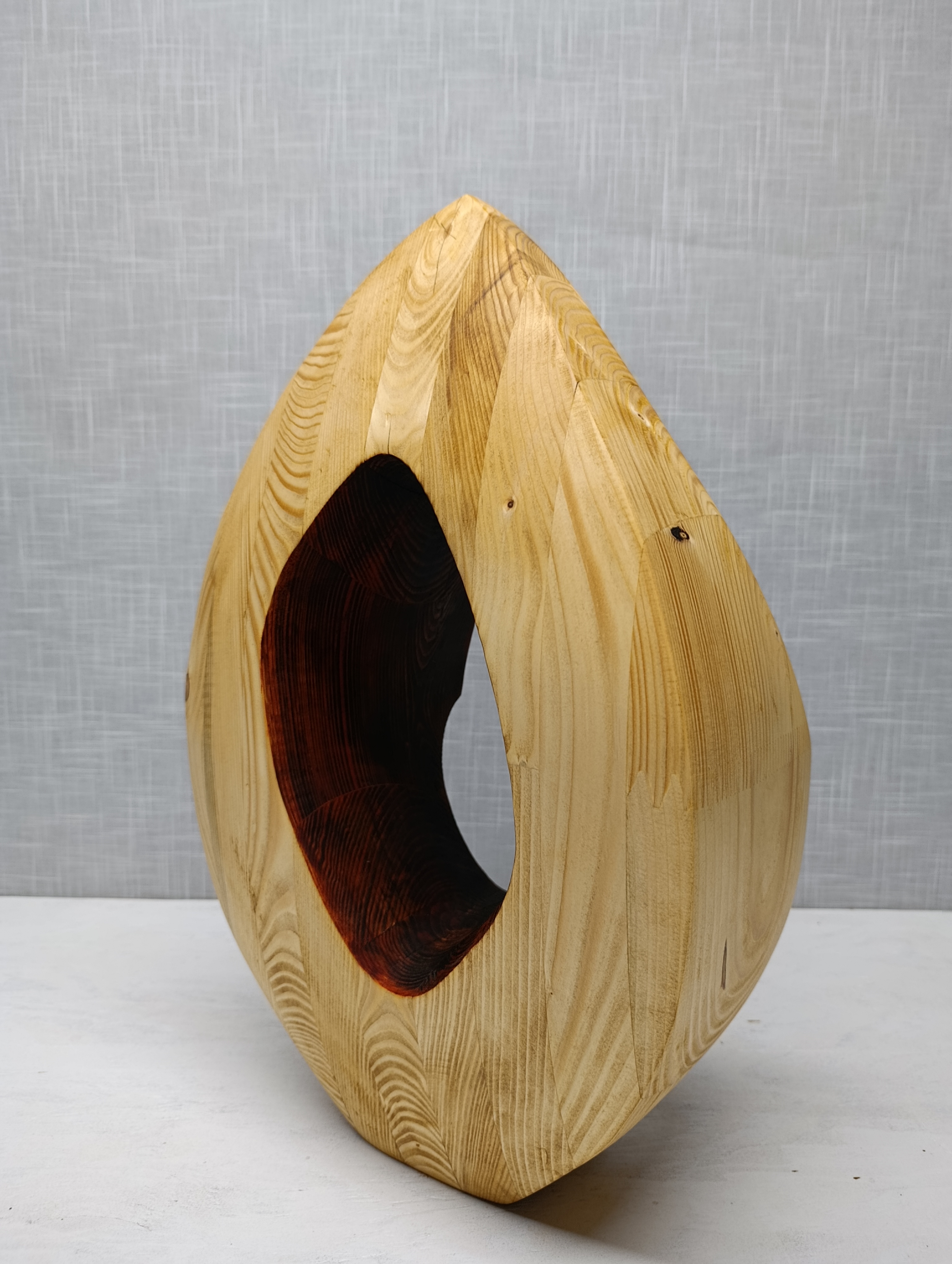 Sculpture géométrique en épicéa lamellé-collé, travail de vide et de plein. - vue 5
