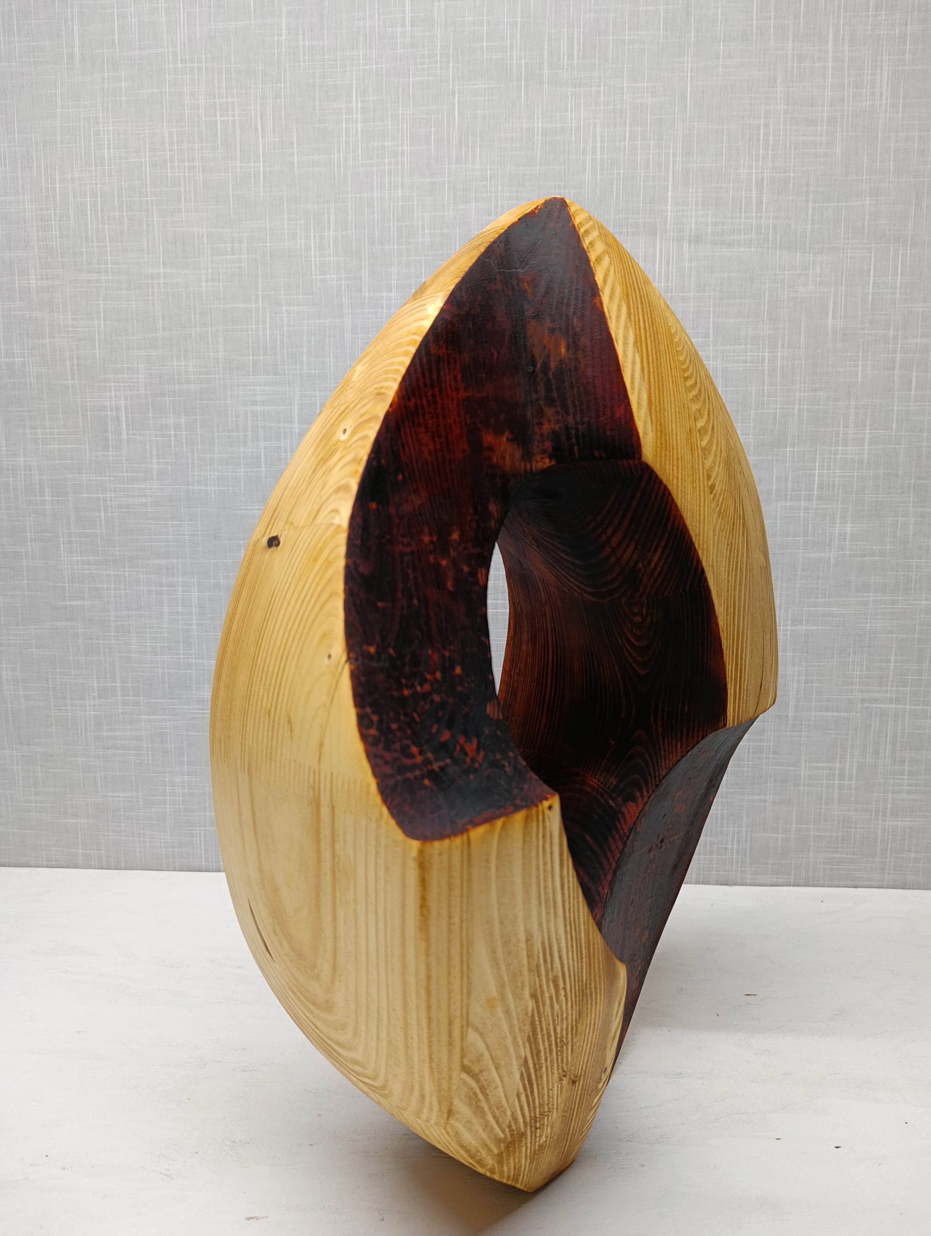 Sculpture géométrique en épicéa lamellé-collé, travail de vide et de plein. - vue 6