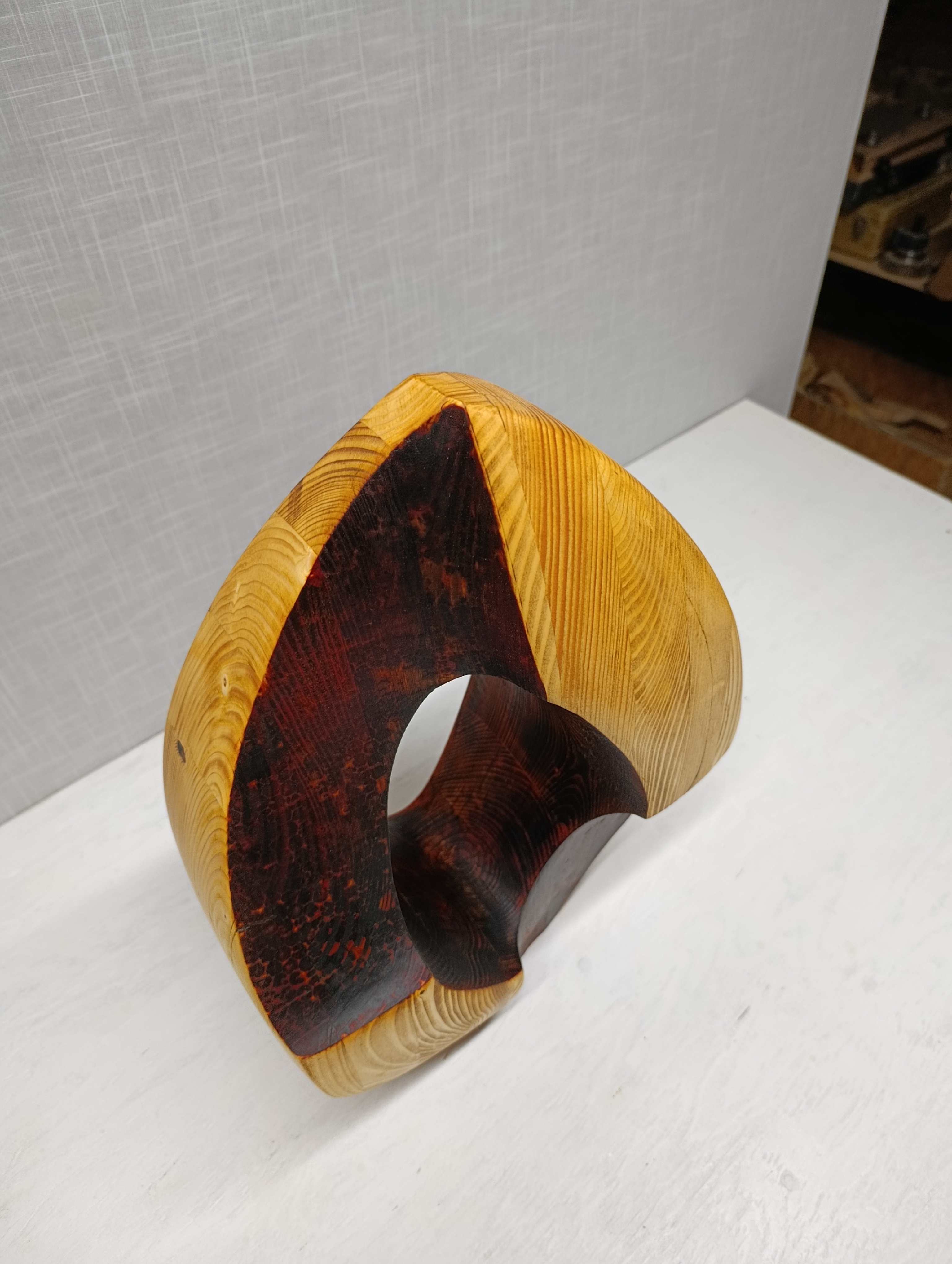 Sculpture géométrique en épicéa lamellé-collé, travail de vide et de plein. - vue 8