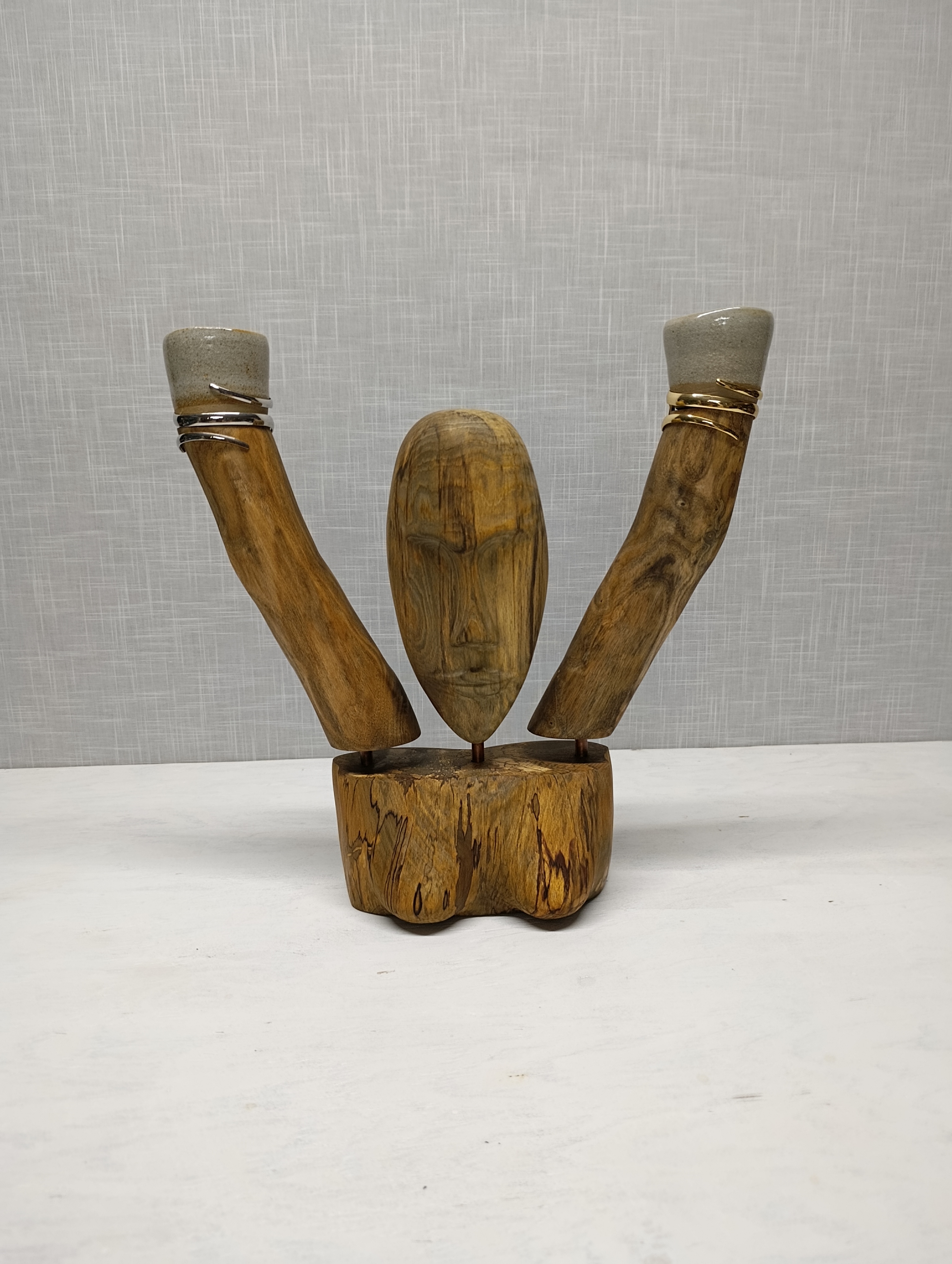 Sculpture organique en hêtre, cuivre et argile émaillée portant un arbre de jade.