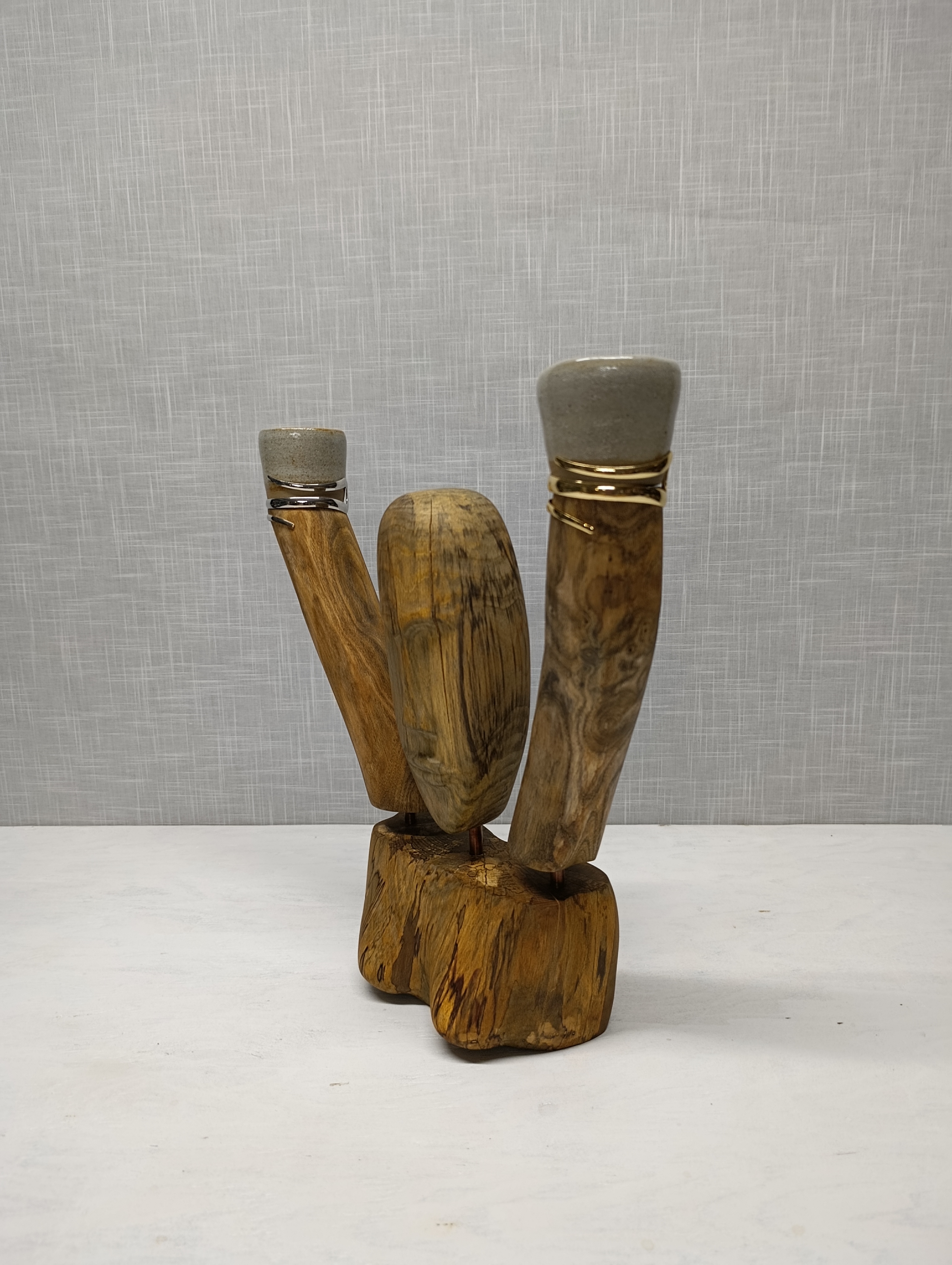 Sculpture organique en hêtre, cuivre et argile émaillée portant un arbre de jade. - vue 2