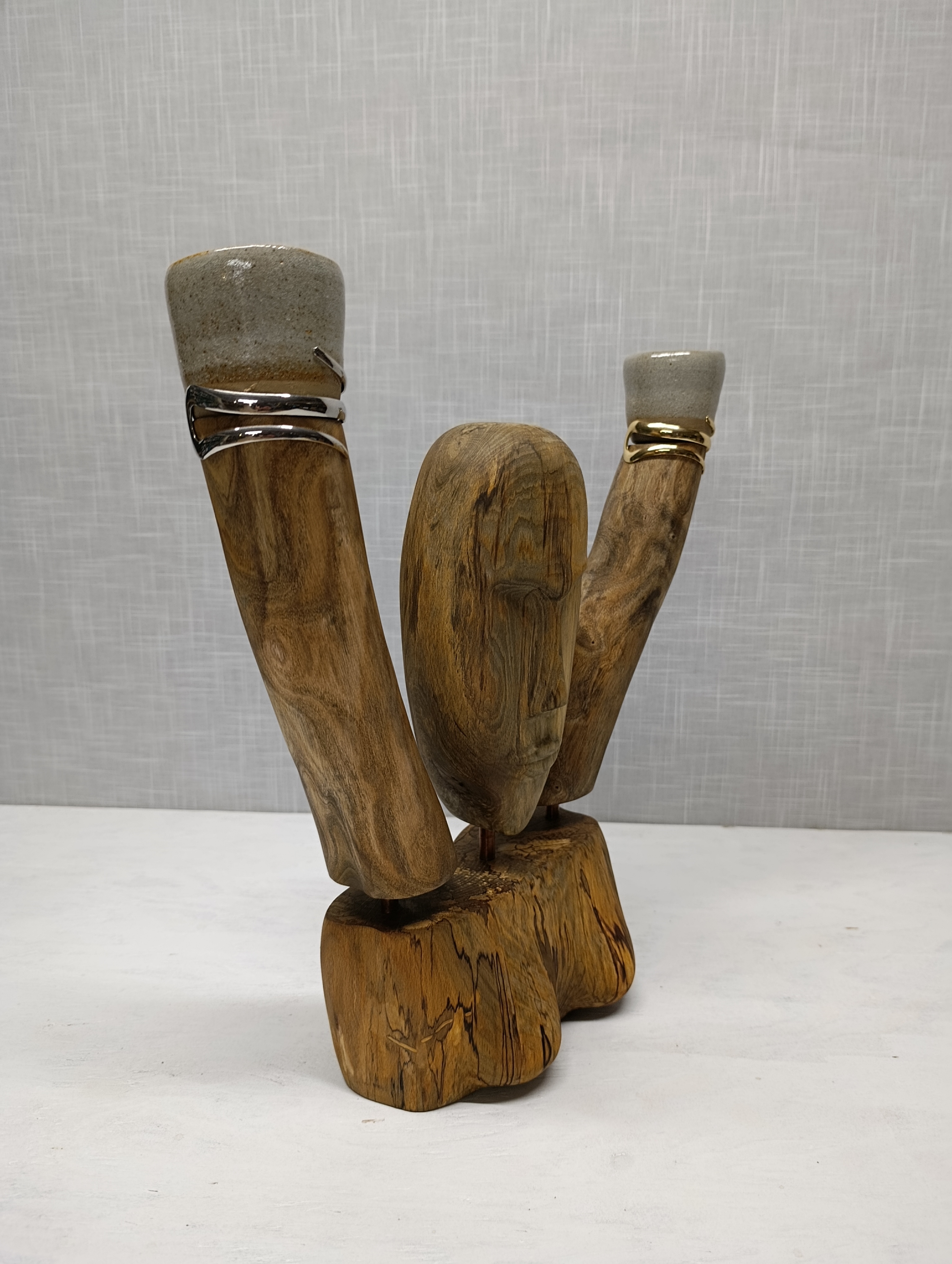 Sculpture organique en hêtre, cuivre et argile émaillée portant un arbre de jade. - vue 3