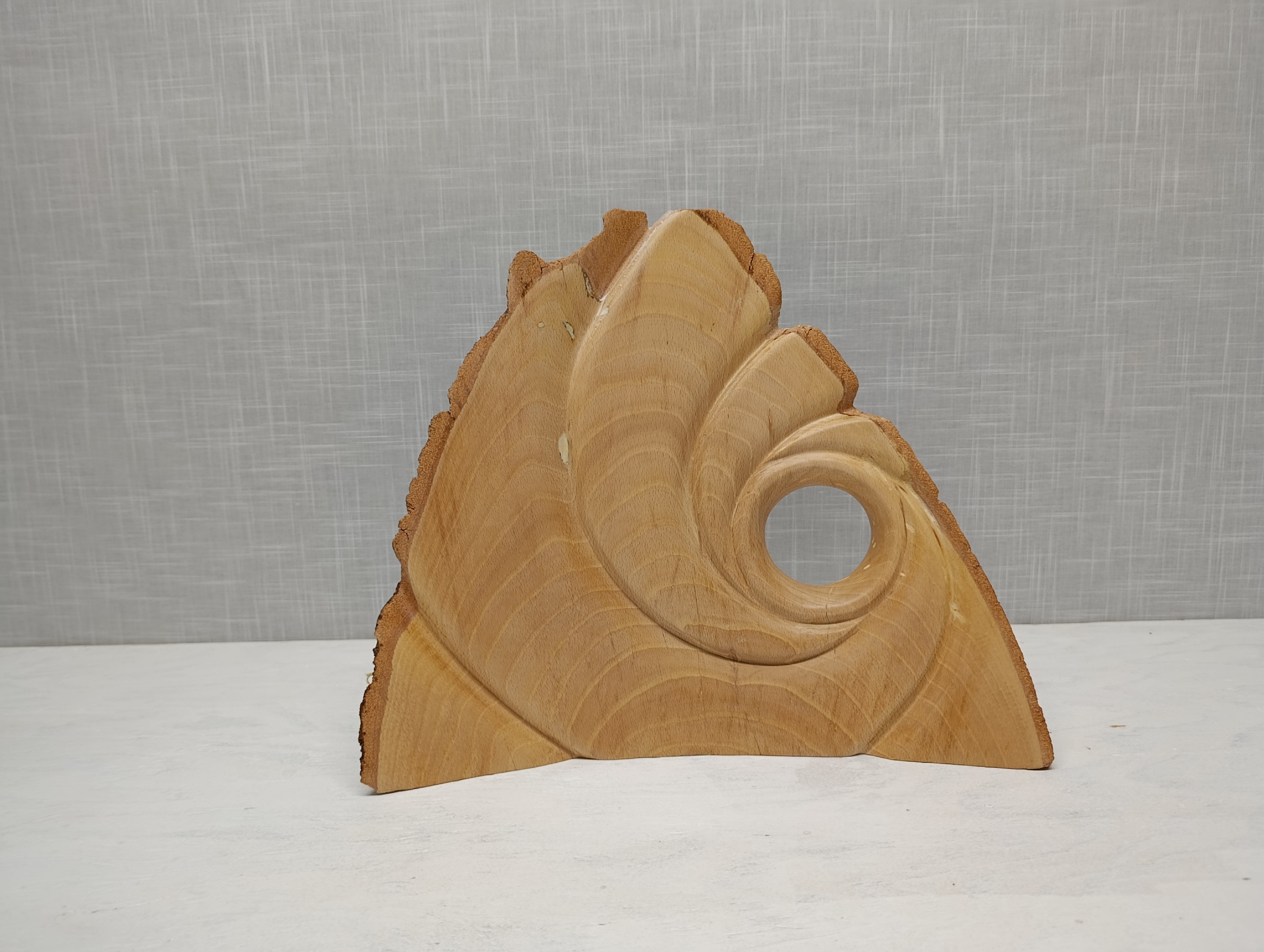 Sculpture en hêtre et acier inspirée de la suite de Fibonacci.