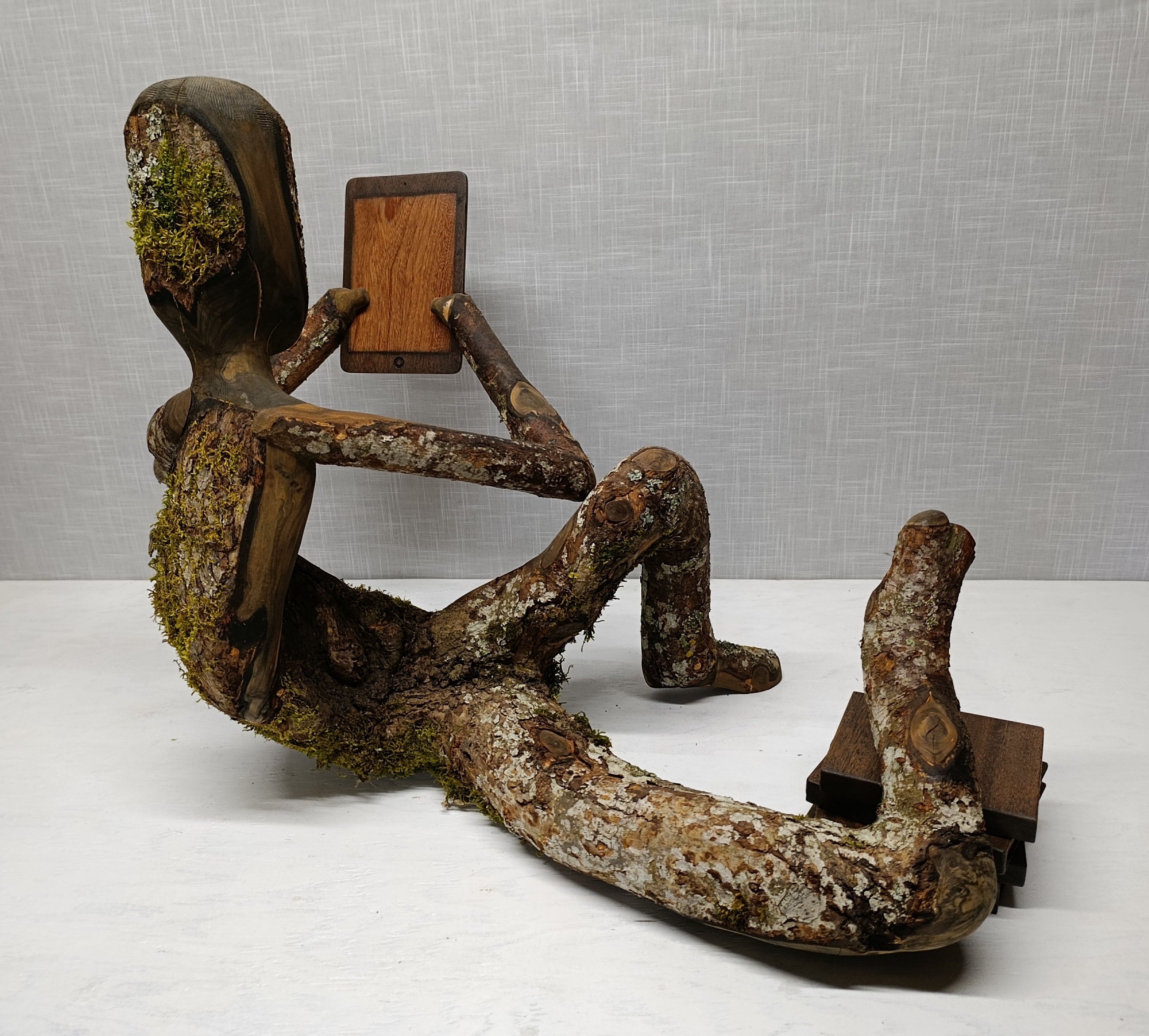 Sculpture en pommier sauvage et cumaru représentant un adolescent face à un écran. - vue 3