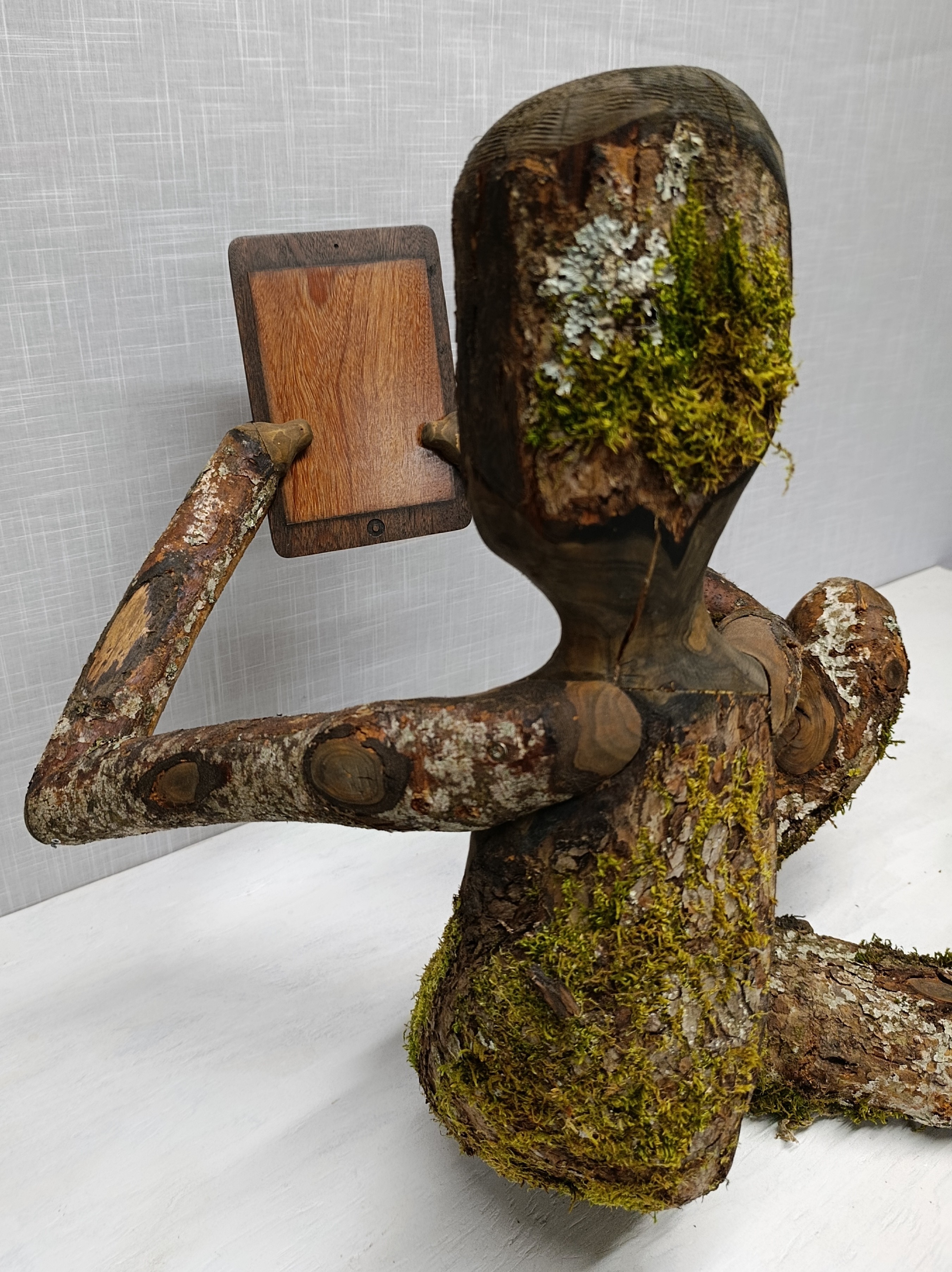 Sculpture en pommier sauvage et cumaru représentant un adolescent face à un écran. - vue 4