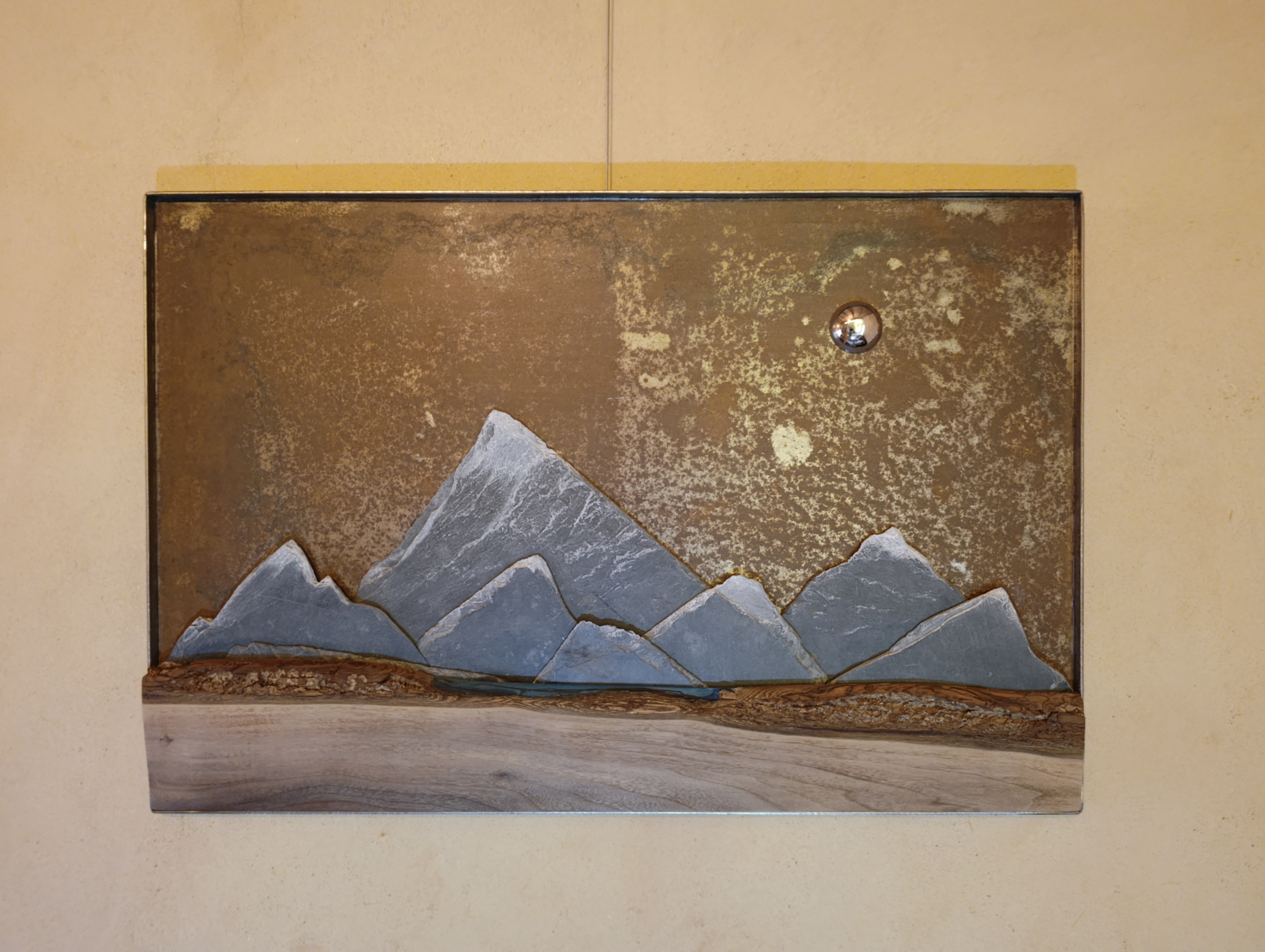 Tableau relief en noyer et ardoise inspiré des montagnes enneigées.